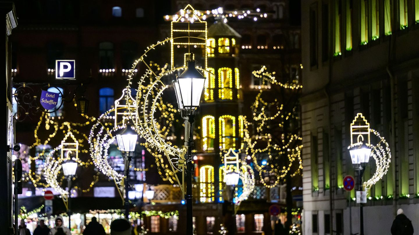 Die Hansestadt stellt die Lichterketten zur Verfügung, die Montage übernehmen teils die Stadt oder andere Firmen. Foto: Philipp
