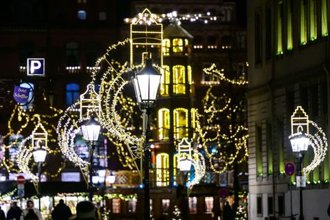 Die Hansestadt stellt die Lichterketten zur Verfügung, die Montage übernehmen teils die Stadt oder andere Firmen. Foto: Philipp