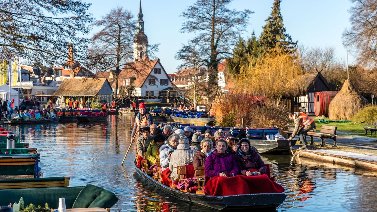 Vom Hafen von Lübbenau fährt ein Kahn mit Besuchern zum Weihnachtsmarkt in das Spreewalddorf Lehde. (Archivbild) Foto: Frank Ham