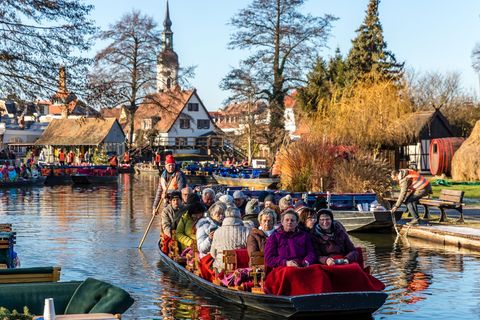 Vom Hafen von Lübbenau fährt ein Kahn mit Besuchern zum Weihnachtsmarkt in das Spreewalddorf Lehde. (Archivbild) Foto: Frank Ham