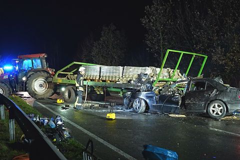 Sanitäter bringen den Traktorfahrer vorsorglich in ein Krankenhaus. Foto: Thomas Lindemann/Nord-West-Media TV/dpa