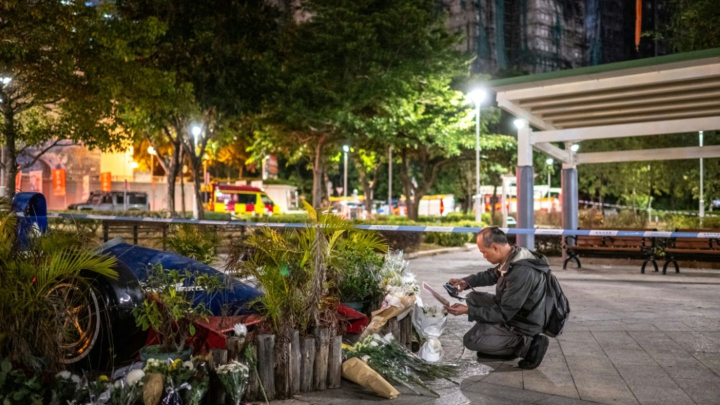 Verheerender Großbrand mit 128 Toten: Regierung in Hongkong gedenkt der Opfer