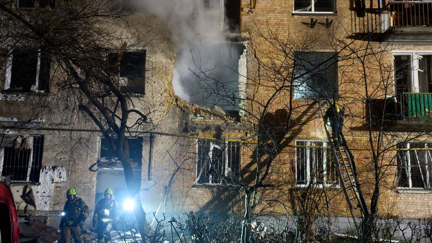 Mehrere Wohngebäude wurden bei den Angriffen beschädigt. Foto: Efrem Lukatsky/AP/dpa