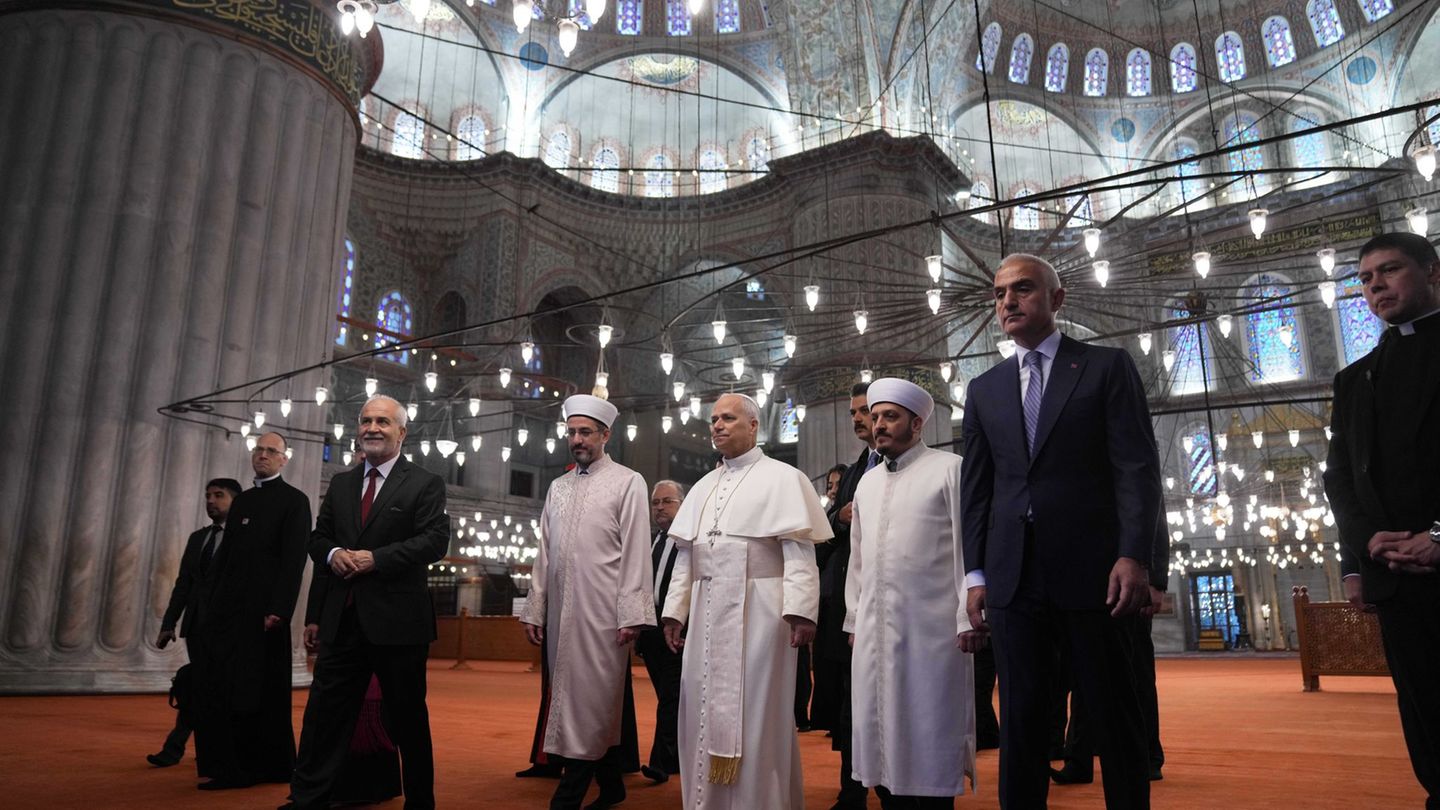 Der Papst besucht die Blaue Moschee in Istanbul - und will damit ein Zeichen für den interreligiösen Dialog setzen. Foto: Domeni
