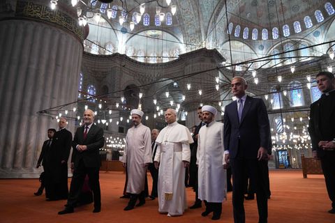 Der Papst besucht die Blaue Moschee in Istanbul - und will damit ein Zeichen für den interreligiösen Dialog setzen. Foto: Domeni