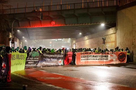 Demonstranten protestieren in Gießen gegen die AfD und blockieren Straße