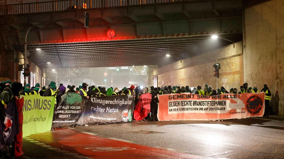 Demonstranten protestieren in Gießen gegen die AfD und blockieren Straße