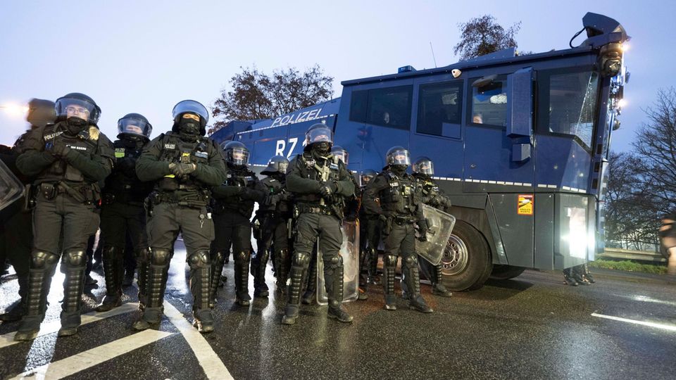 Polizisten und ein Einsatzfahrzeug in Gießen wegen eines AfD-Treffens