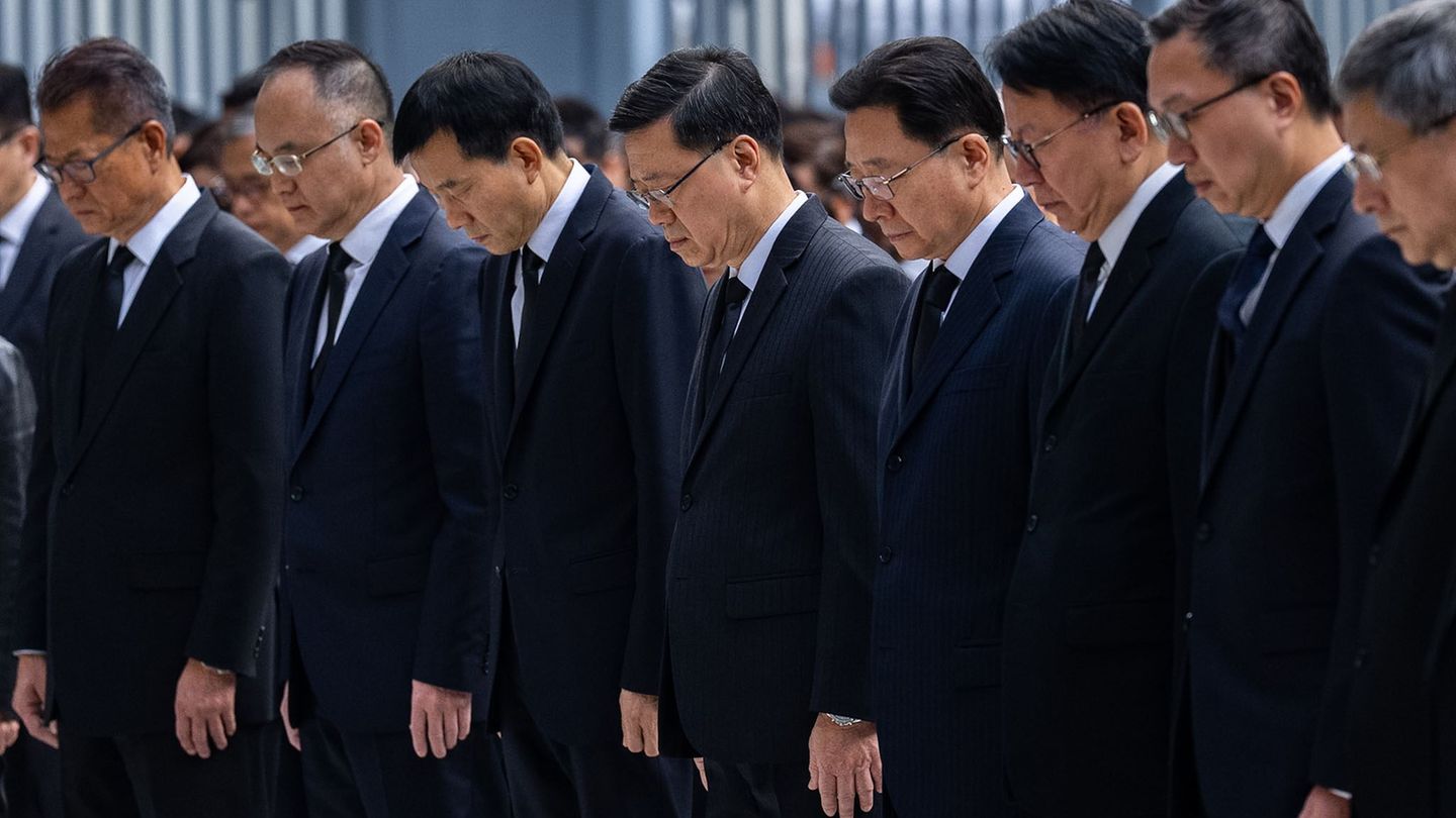 Spitzenbeamte der Regierung in Hongkong legten eine Schweigeminute für die Opfer ein. Foto: Chan Long Hei/AP/dpa
