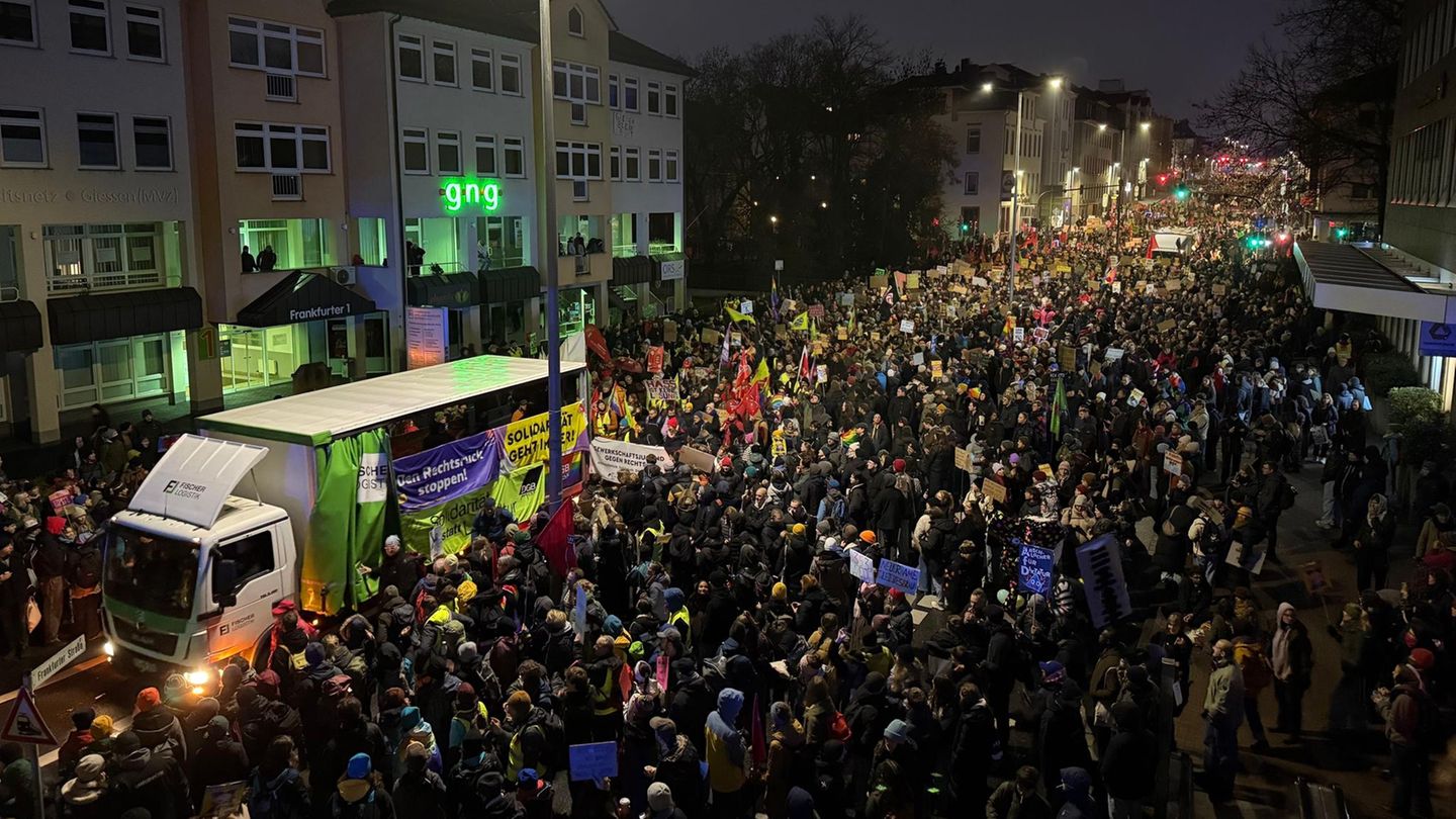 Tausende Demonstranten protestieren in Gießen gegen die AfD