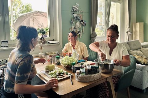 Nicole Adam (rechts, mit ihren Töchtern) versucht, ihre zwischenzeitlich verloren gegangenen Erinerungen wieder zu rekonstruieren.