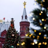 Weihnachten vor dem Staatlichen Historischen Museum in Moskau