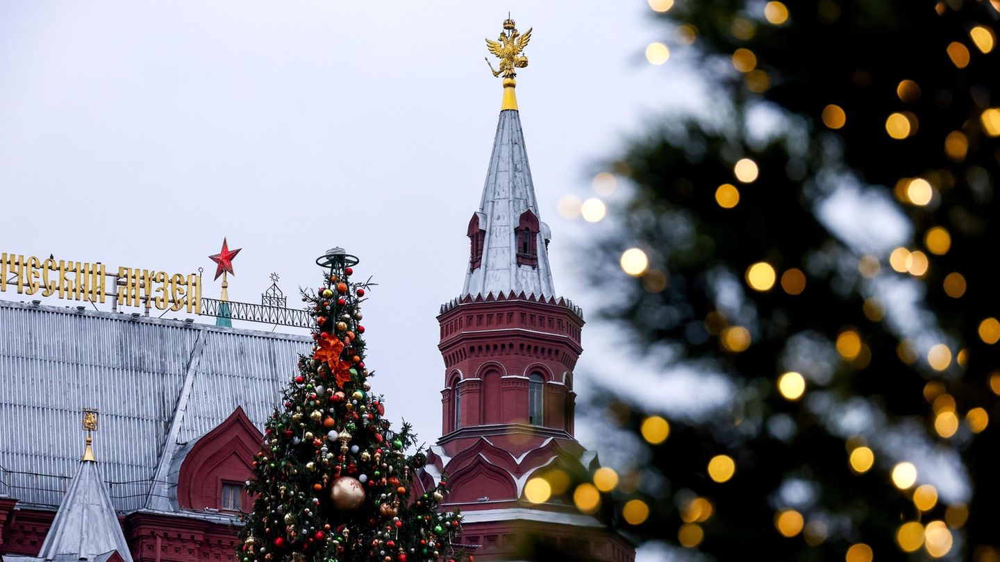 Weihnachten vor dem Staatlichen Historischen Museum in Moskau