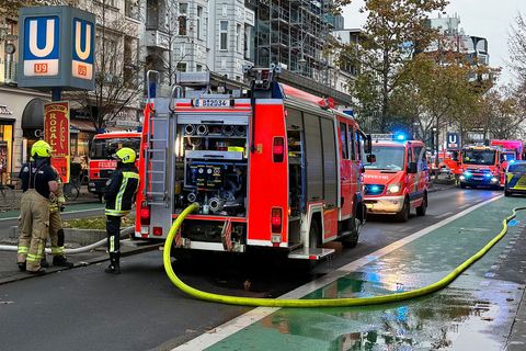 Einsatzkräfte gingen mit Atemschutzgeräten in die U-Bahn-Station, um den Brand zu löschen. Foto: Marion van der Kraats/dpa