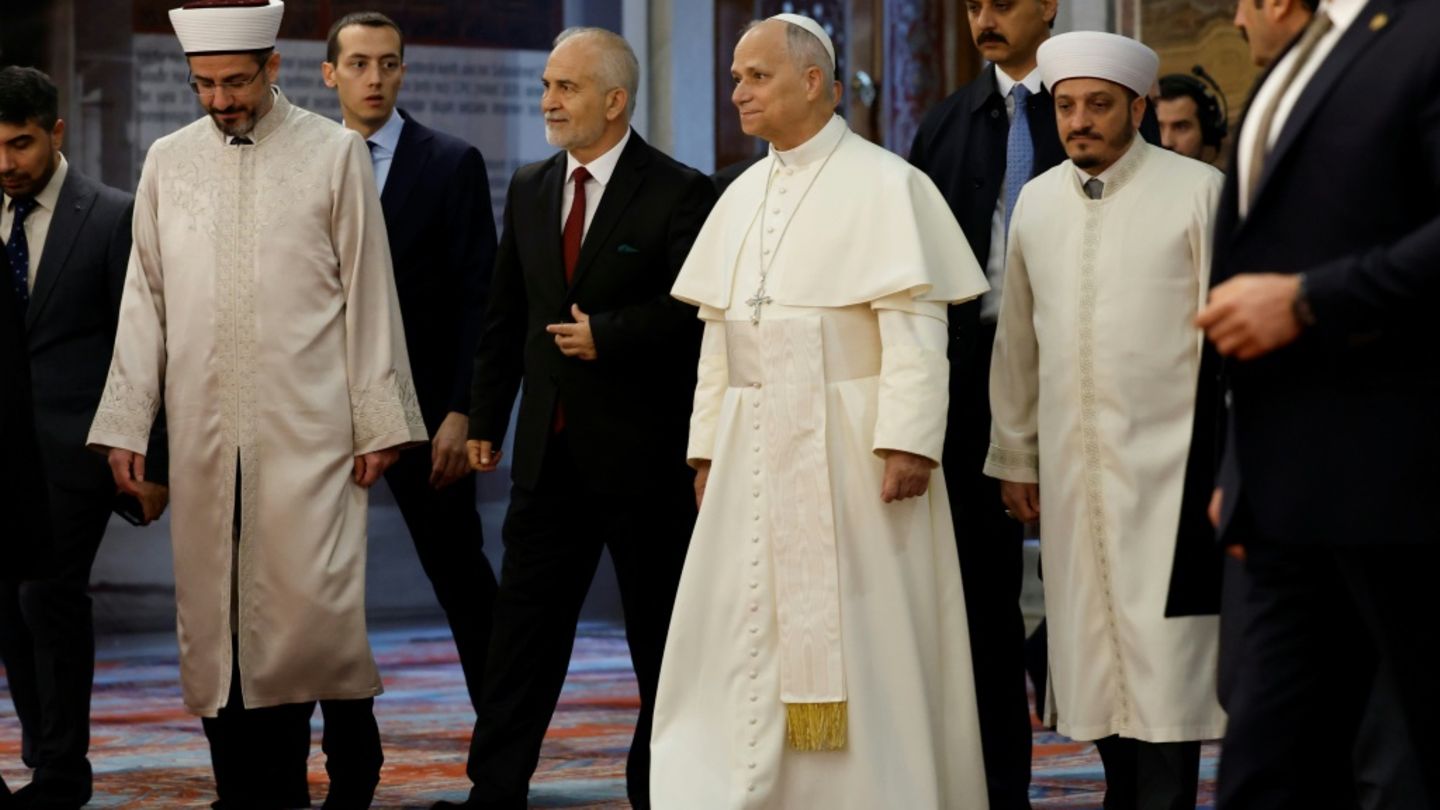 Papst Leo XIV. besucht Blaue Moschee in Istanbul