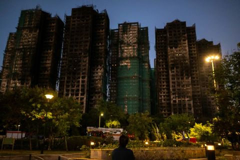 Der Hochhauskomplex Wang Fuk Court nach dem Feuer