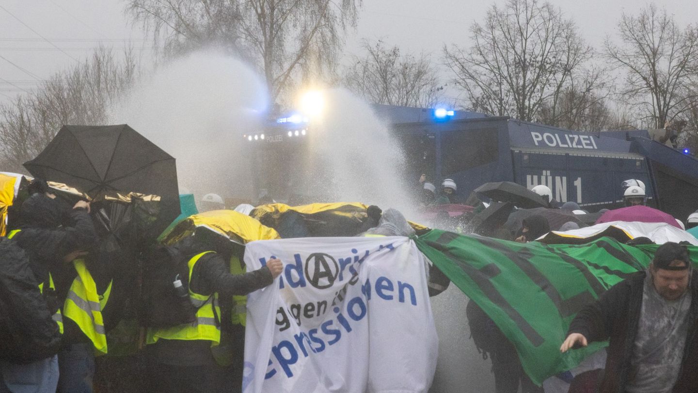 Die Polizei setzt gegen Blockaden in Gießen bei den Protesten gegen die neue AfD-Jugendorganisation auch Wasserwerfer ein. Foto: