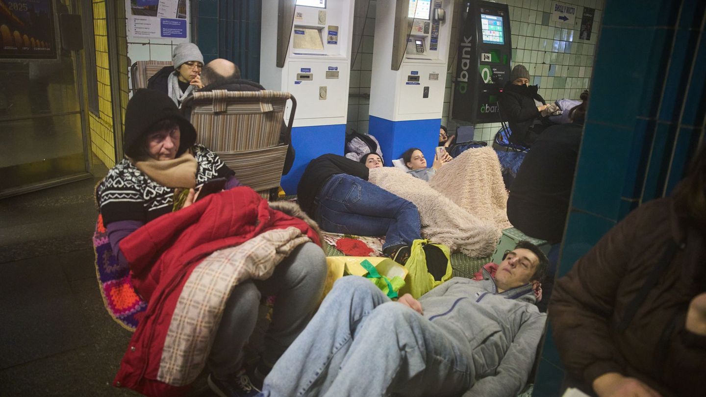 Fast jede Nacht raubt Luftalarm den Menschen auch in Kiew den Schlaf. Foto: Efrem Lukatsky/AP/dpa