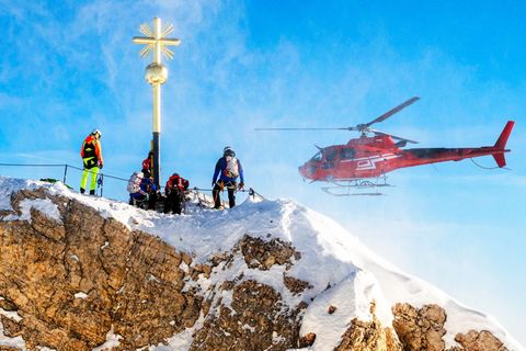 Helikopter krönt Zugspitze mit aufpoliertem Gipfelkreuz