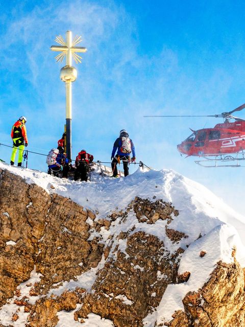 Helikopter krönt Zugspitze mit aufpoliertem Gipfelkreuz