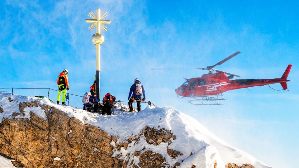 Helikopter krönt Zugspitze mit aufpoliertem Gipfelkreuz