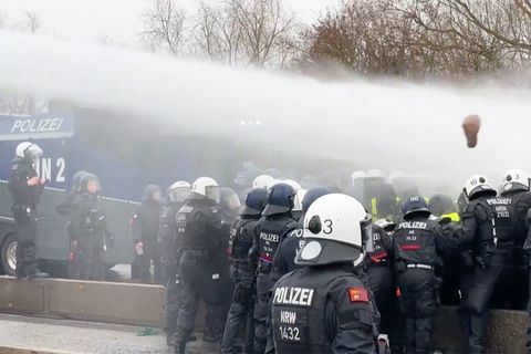 "Massive" Blockaden um Gießen – Protest verzögert AfD-Treffen