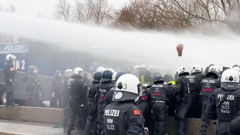 "Massive" Blockaden um Gießen – Protest verzögert AfD-Treffen