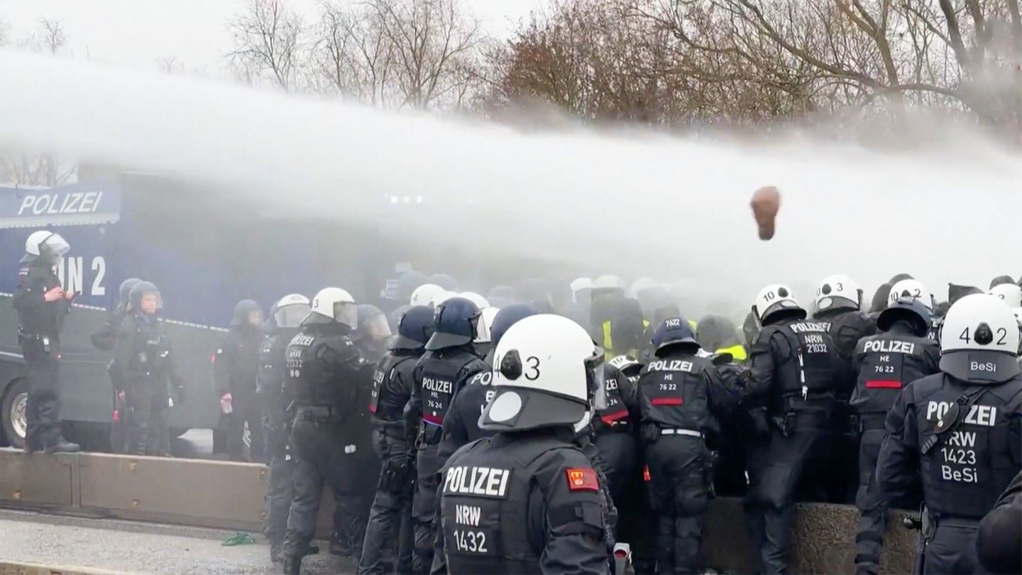 Wasserwerfer-im-Einsatz-Massive-Blockaden-um-Gie-en-Protest-verz-gert-AfD-Treffen