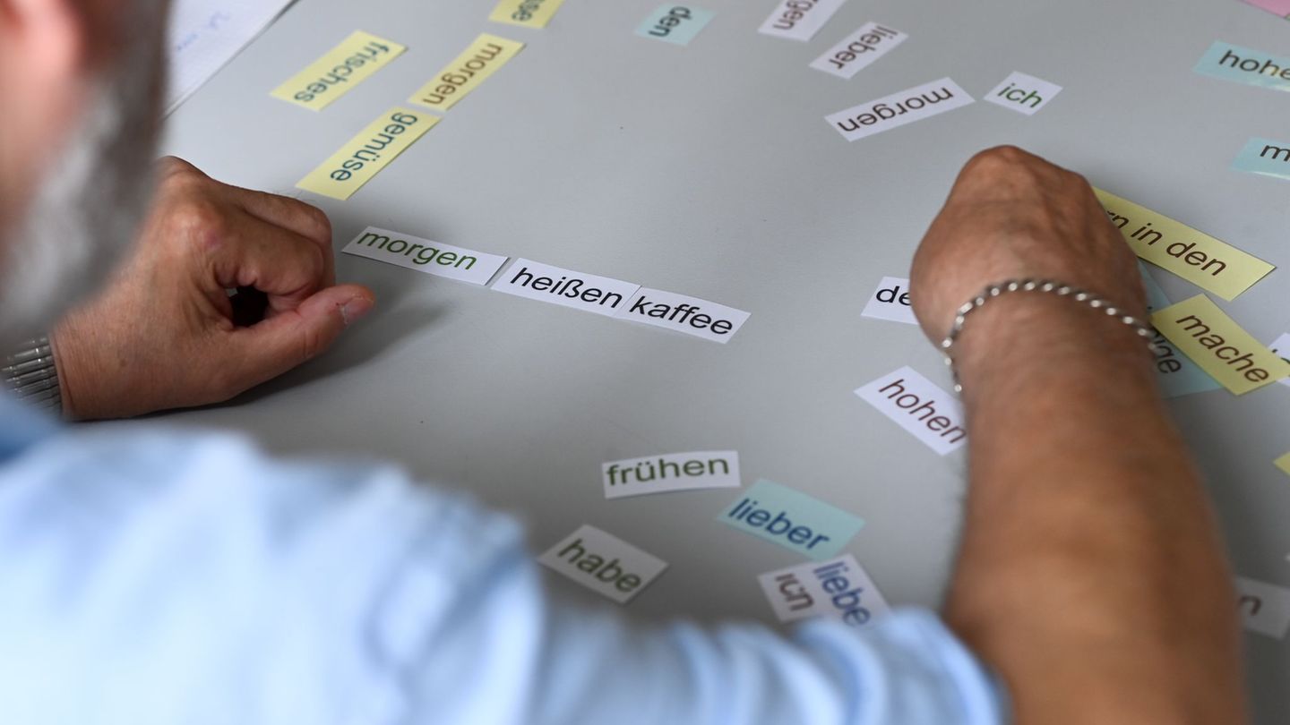 Erwachsene können in Kursen lesen und schreiben lernen. (Symbolbild) Foto: Jens Kalaene/dpa