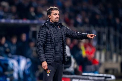 Trainer Thomas Stamm stattet einen 19-Jährigen bei Dynamo Dresden mit einem Profivertrag aus. (Archivbild) Foto: David Inderlied