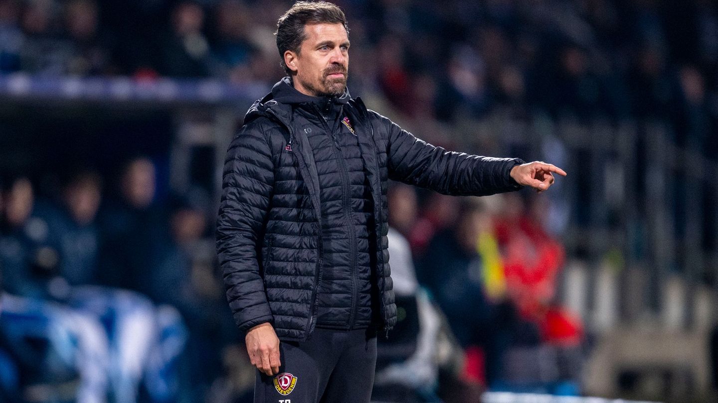 Trainer Thomas Stamm stattet einen 19-Jährigen bei Dynamo Dresden mit einem Profivertrag aus. (Archivbild) Foto: David Inderlied