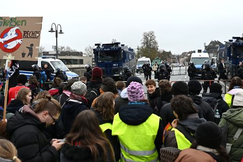Erste Verletzte erreichen das Uniklinikum. Foto: Michael Brandt/dpa