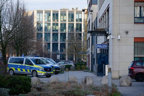 Die Ermittlungsgruppe "Cold Cases" der Kölner Polizei hat rund 50 ehemalige Angehörige der Kaserne zur Abgabe einer Speichelprob