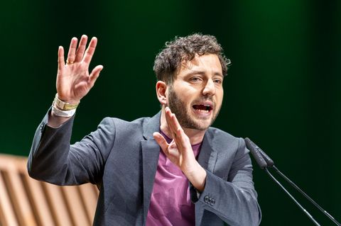 Für den Klimaschutz will der Grünen-Vorsitzende Felix Banaszak Wohlhabende zur Kasse bitten. Foto: Michael Matthey/dpa