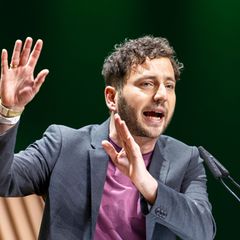 Für den Klimaschutz will der Grünen-Vorsitzende Felix Banaszak Wohlhabende zur Kasse bitten. Foto: Michael Matthey/dpa