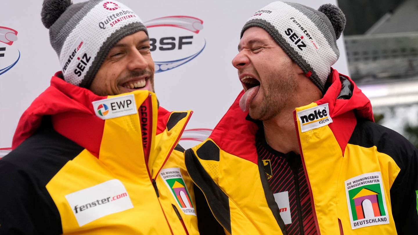 Johannes Lochner (r) und Georg Fleischhauer feiern den Sieg im Zweierbob. Foto: Matthias Schrader/AP/dpa