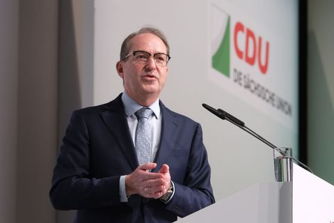 Der Bundesinnenminister kritisiert Gewalt gegen Polizisten. Foto: Sebastian Willnow/dpa