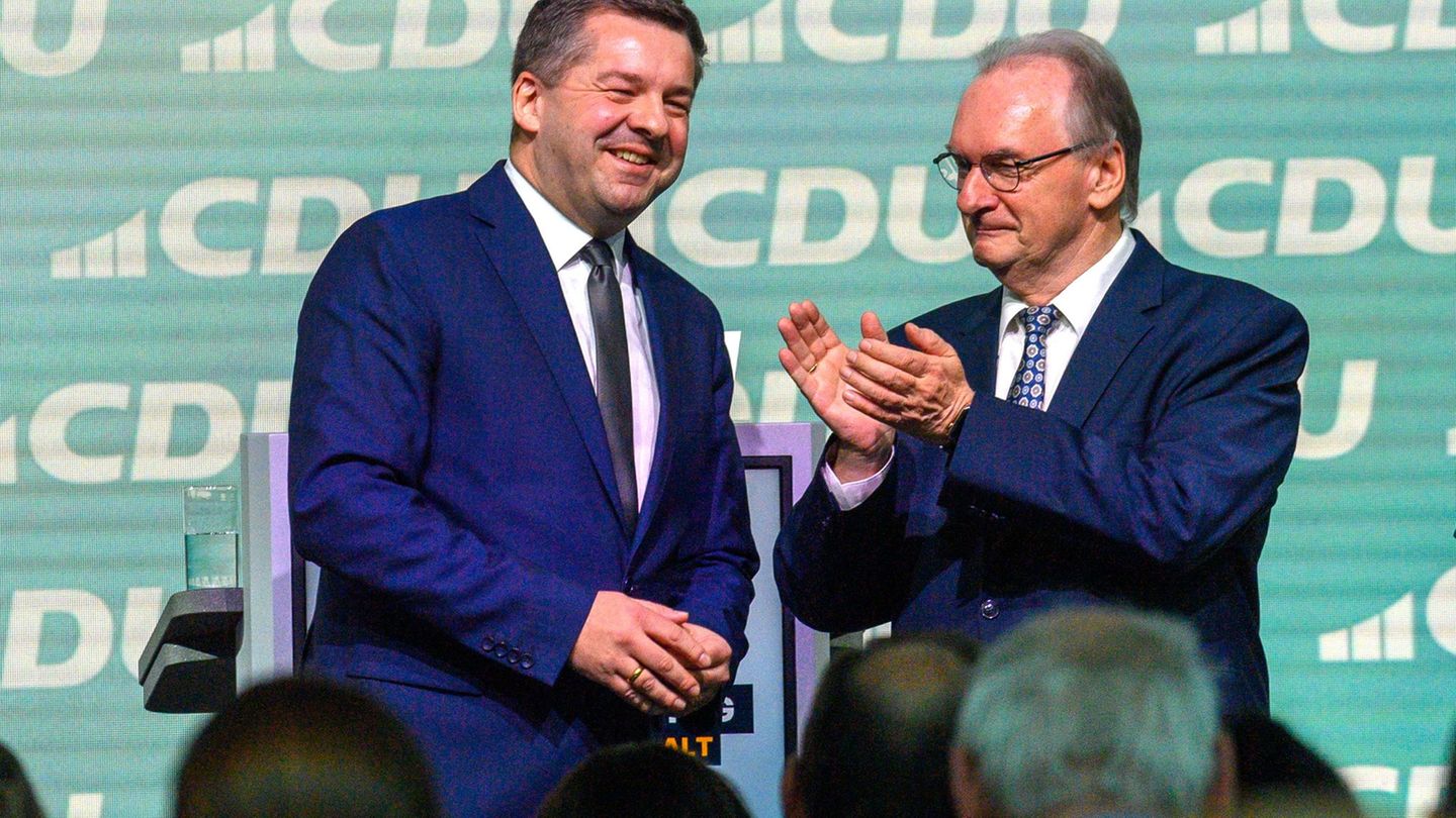 Auch Ministerpräsident Haseloff (rechts) applaudiert dem wiedergewählten Schulze. Foto: Klaus-Dietmar Gabbert/dpa