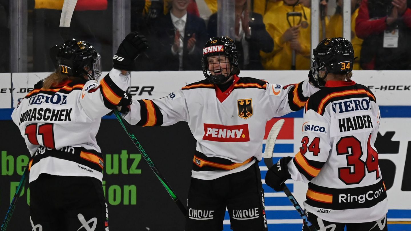 Die Eishockey-Spielerinnen dürfen sich über eine gute Nachricht freuen. (Archivbild) Foto: Markus Lenhardt/dpa