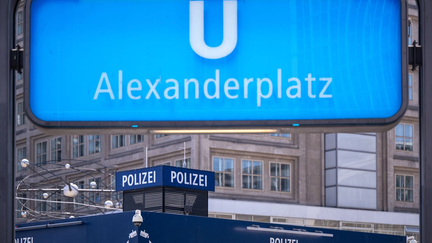 Trotz hoher Polizeipräsenz ist der Alexanderplatz ein Kriminalitätshotspot. (Symbolbild) Foto: Monika Skolimowska/dpa