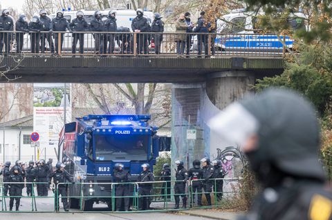Die Polizei ist in Gießen mit einem Großaufgebot im Einsatz. Foto: Boris Roessler/dpa