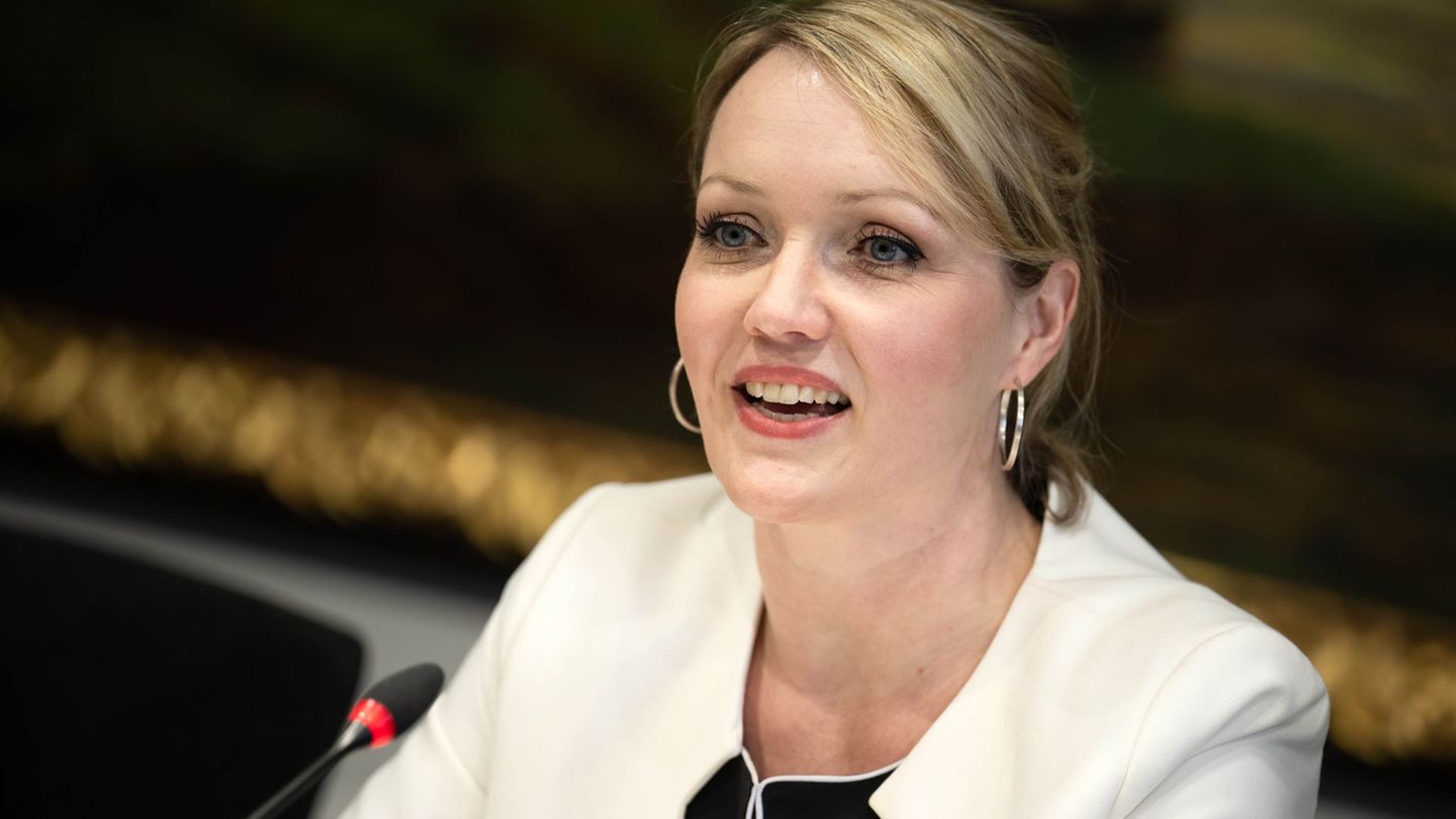 Gewerkschaften-Laura-Pooth-als-DGB-Nord-Vorsitzende-wiedergew-hlt