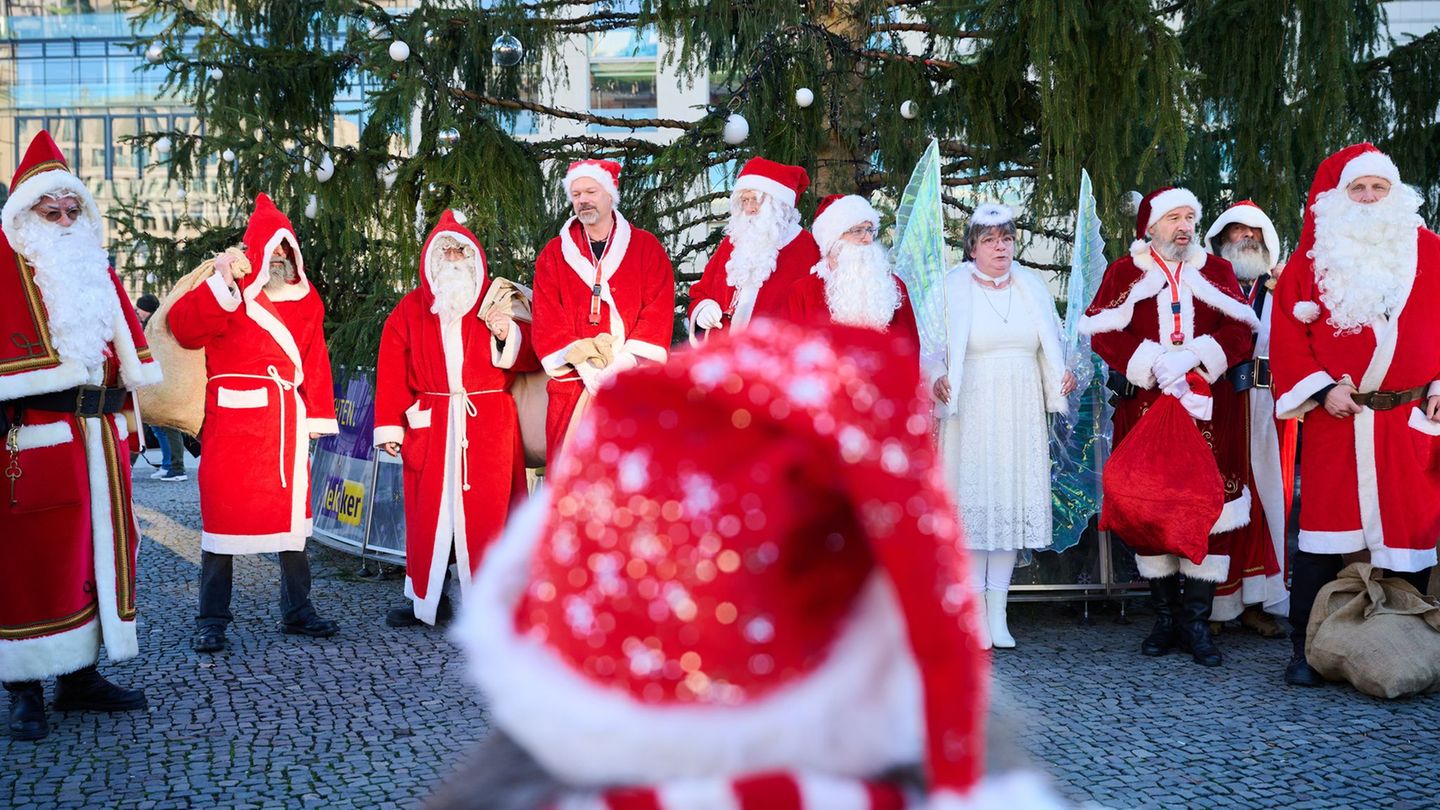 Auch im letzten Jahr trafen sich Engel und Weihnachtsmänner zur Vollversammlung vor dem Brandenburger Tor. (Archivbild) Foto: An
