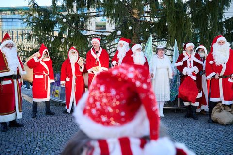 Auch im letzten Jahr trafen sich Engel und Weihnachtsmänner zur Vollversammlung vor dem Brandenburger Tor. (Archivbild) Foto: An