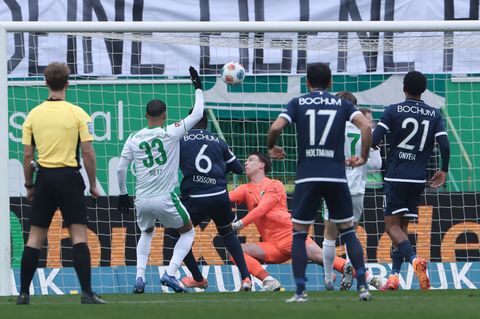 Ibrahima Sissoko (Nr. 6) schießt den Ball zum Bochumer 1:0 ins Fürther Tor. Foto: Daniel Löb/dpa
