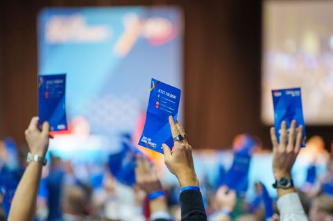 Die Delegierten stimmten für die Gründung der neuen Organisation. Foto: Andreas Arnold/dpa