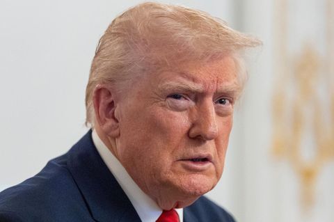 US-Präsident Donald Trump guckt grimmig und entschlossen, während er aus Mar-a-Lago zu Soldaten spricht