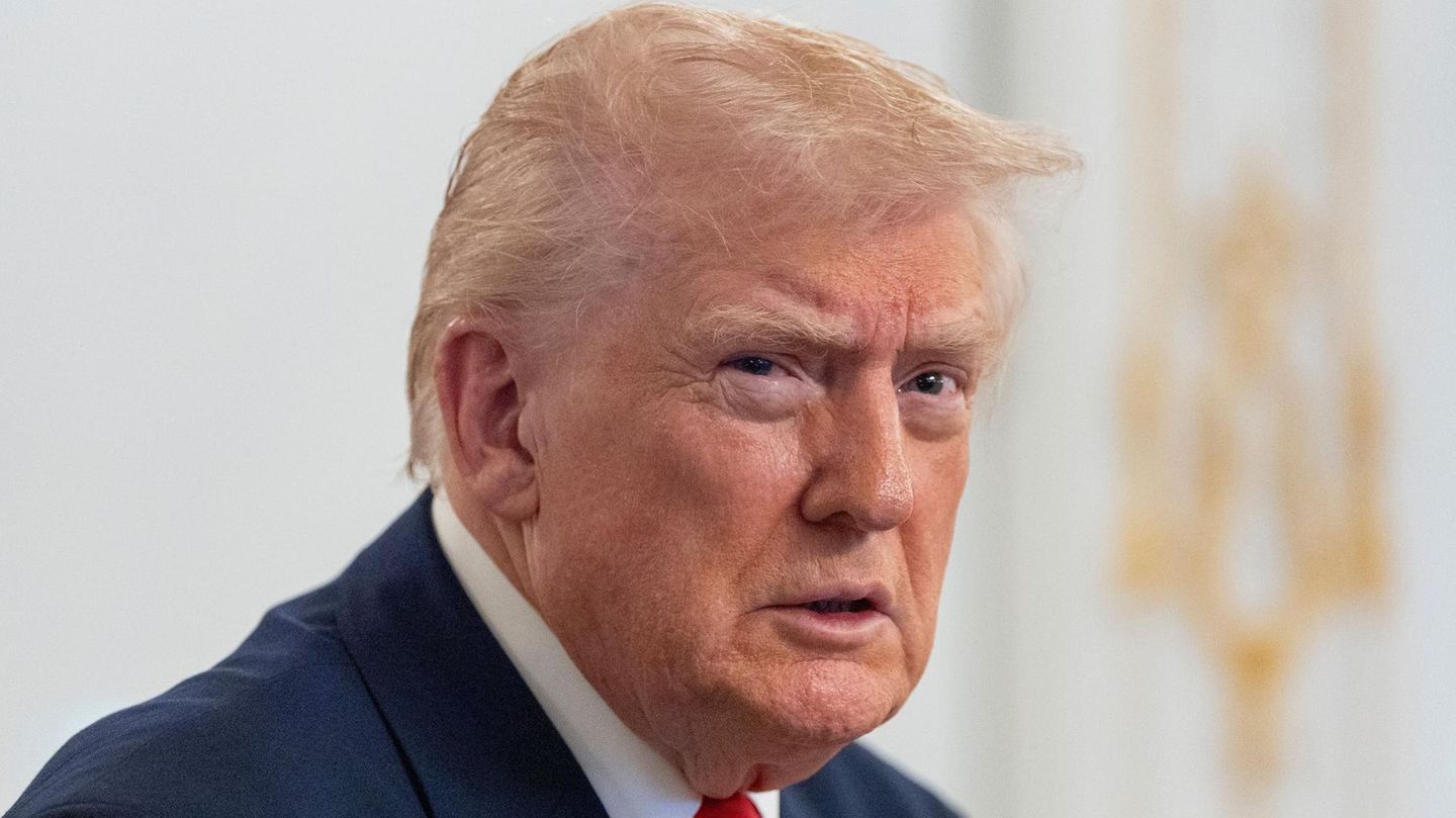 US-Präsident Donald Trump guckt grimmig und entschlossen, während er aus Mar-a-Lago zu Soldaten spricht