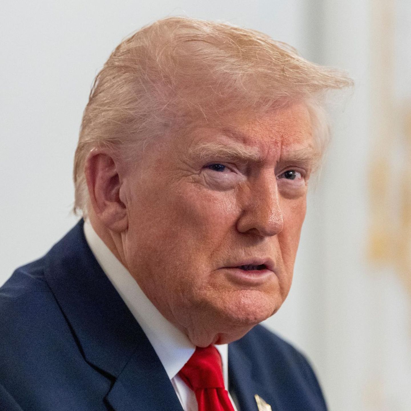 US-Präsident Donald Trump guckt grimmig und entschlossen, während er aus Mar-a-Lago zu Soldaten spricht