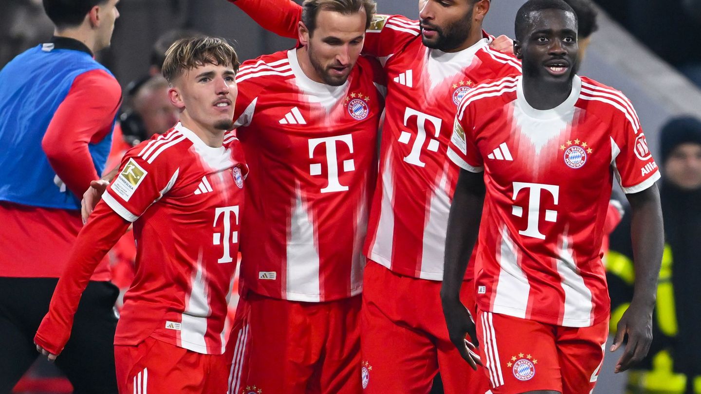 Über ihre Zukunft wird in München viel gesprochen: Dayot Upamecano (r) und Harry Kane (2.v.l.). (Archivbild) Foto: Sven Hoppe/dp